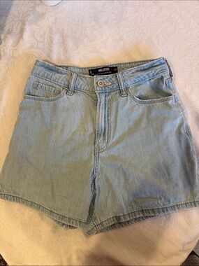 Hollister Ultra High-Rise 90s Denim Shorts. 25w
